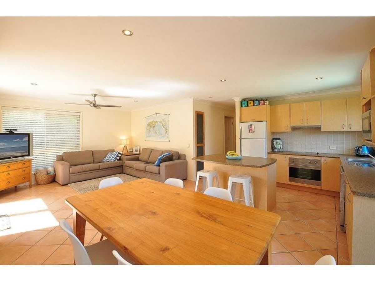 8 Sonama Court, BURLEIGH WATERS, Burleigh Waters - Thumbnail 3