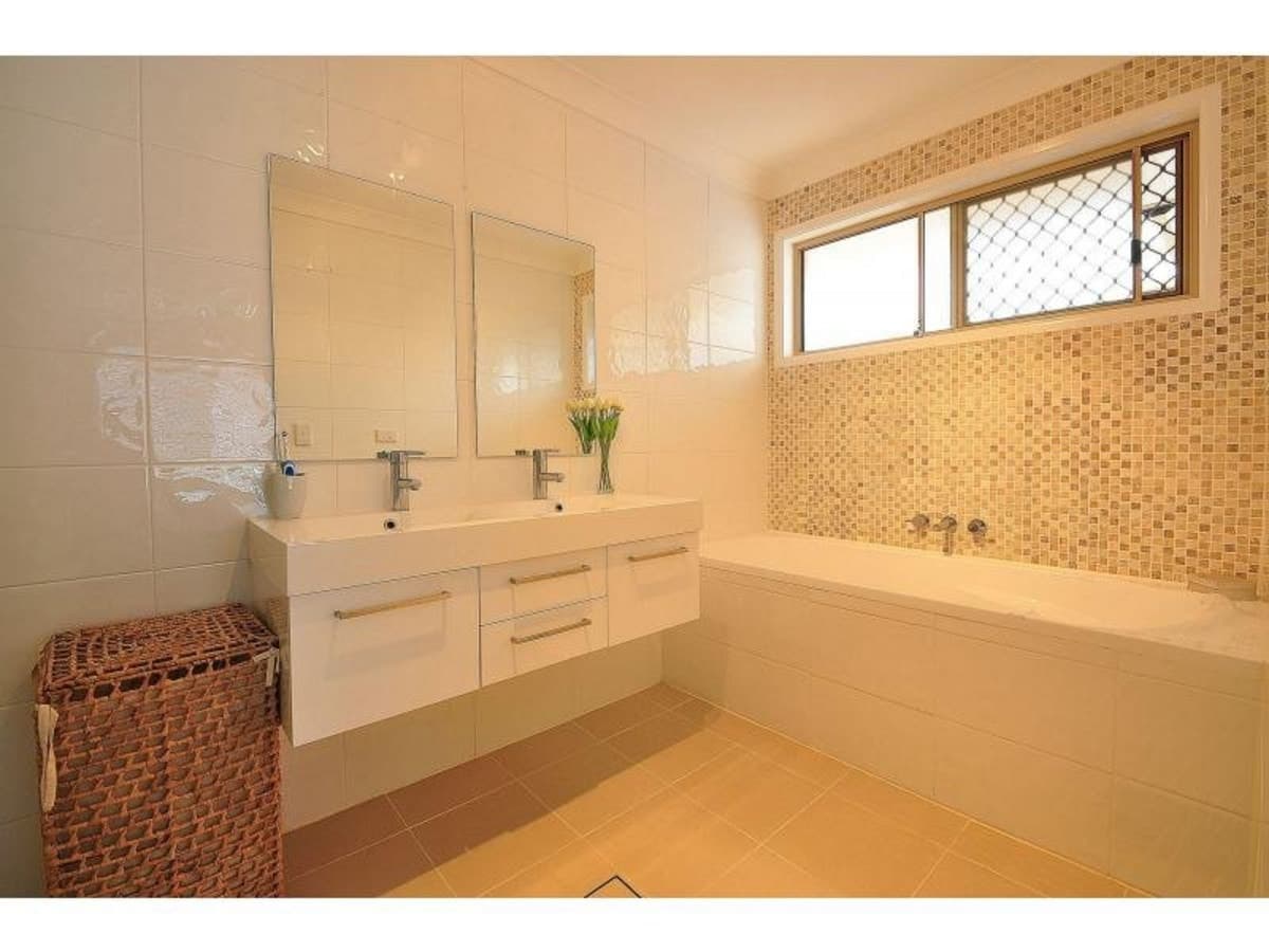 8 Sonama Court, BURLEIGH WATERS, Burleigh Waters - Thumbnail 7