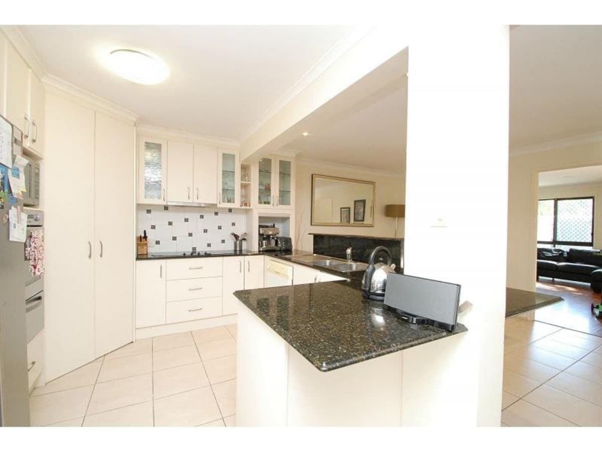 21 Dotterel Drive, BURLEIGH WATERS, Burleigh Waters - Thumbnail 3