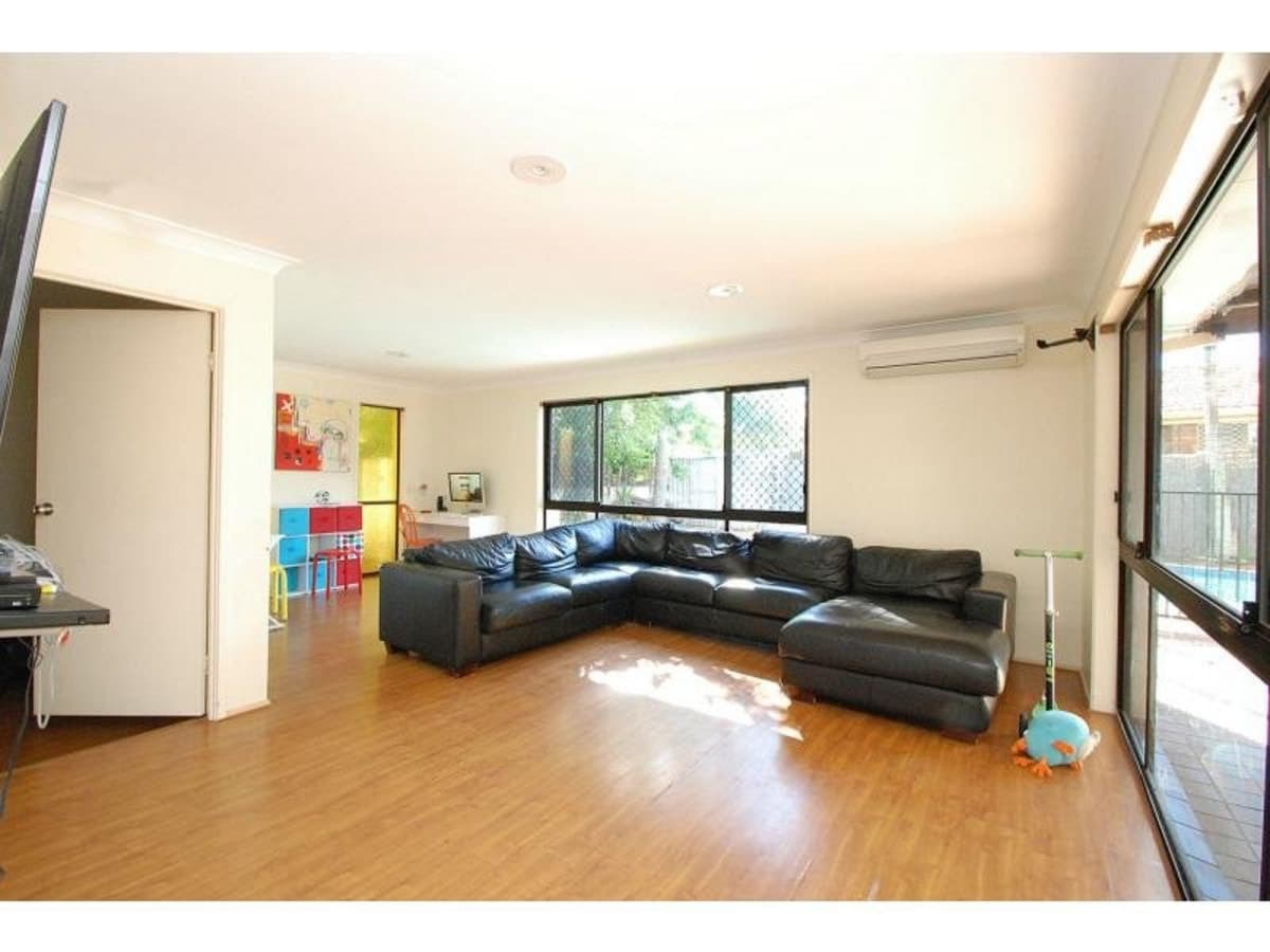 21 Dotterel Drive, BURLEIGH WATERS, Burleigh Waters - Thumbnail 4