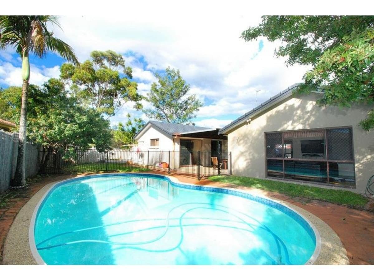 21 Dotterel Drive, BURLEIGH WATERS, Burleigh Waters - Thumbnail 5