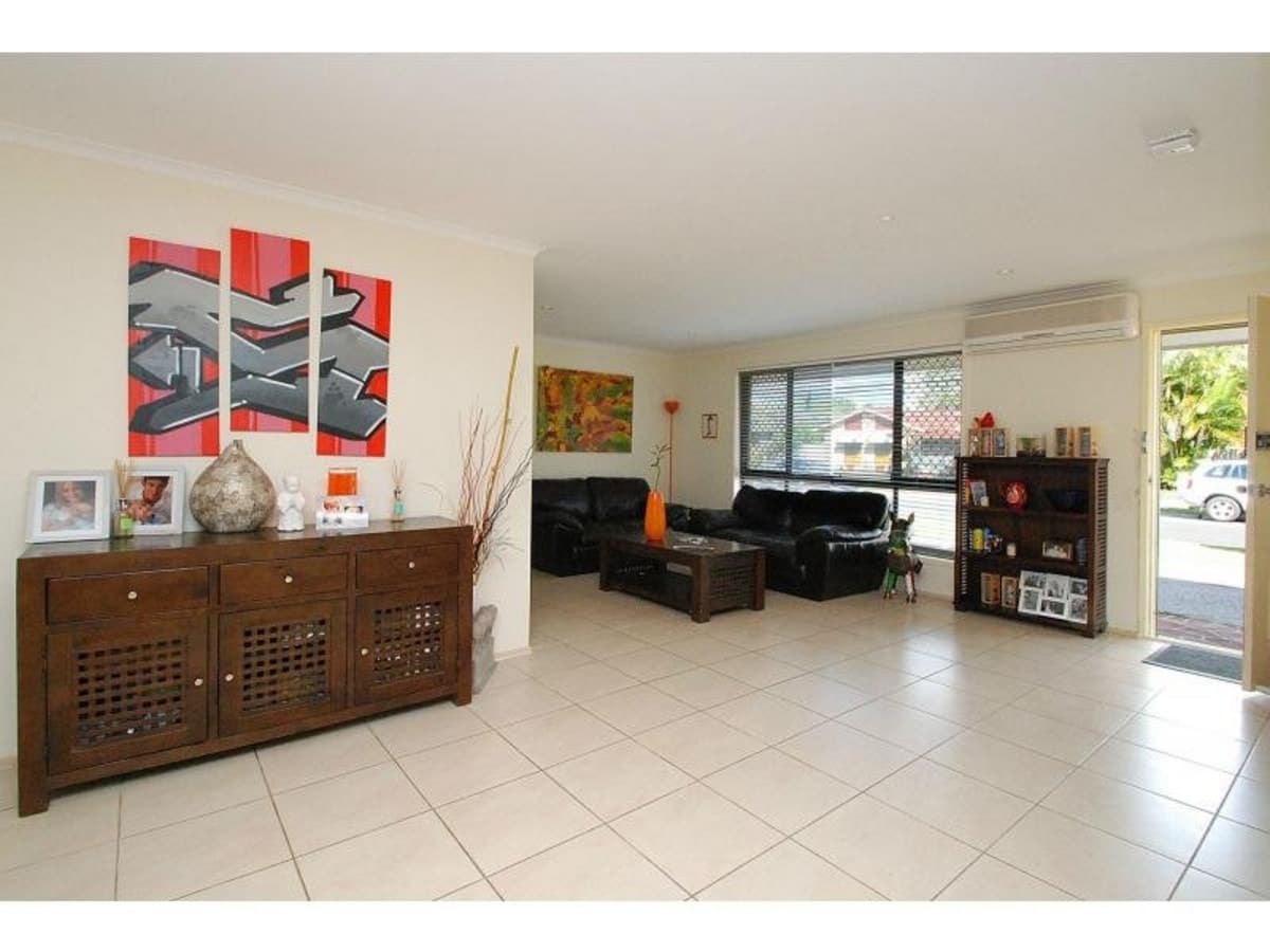 21 Dotterel Drive, BURLEIGH WATERS, Burleigh Waters - Thumbnail 8