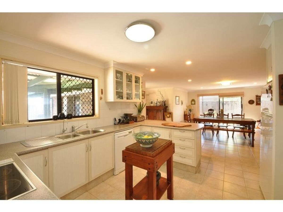 17 Bellbird Avenue, BURLEIGH WATERS, Burleigh Waters - Thumbnail 2