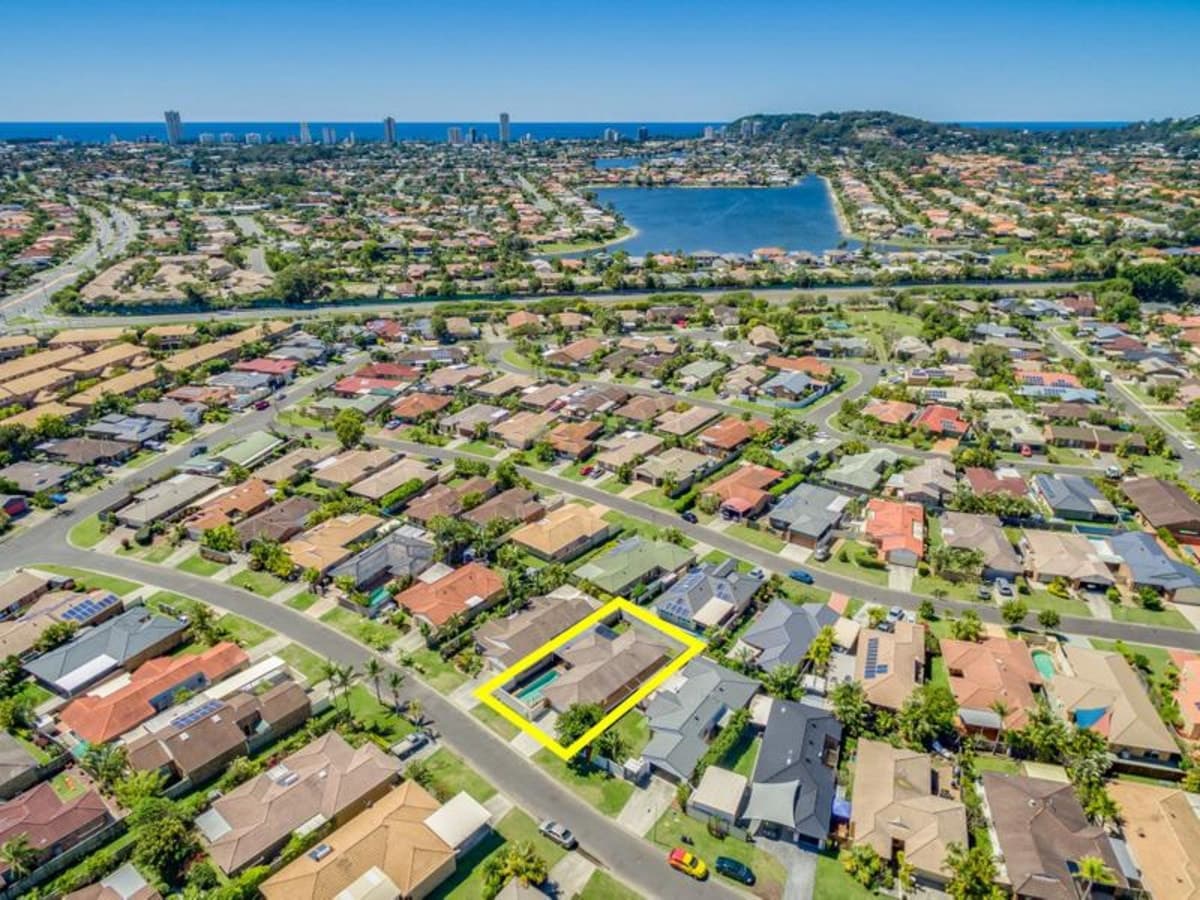 15 Ballerina Street, BURLEIGH WATERS, Burleigh Waters - Thumbnail 2
