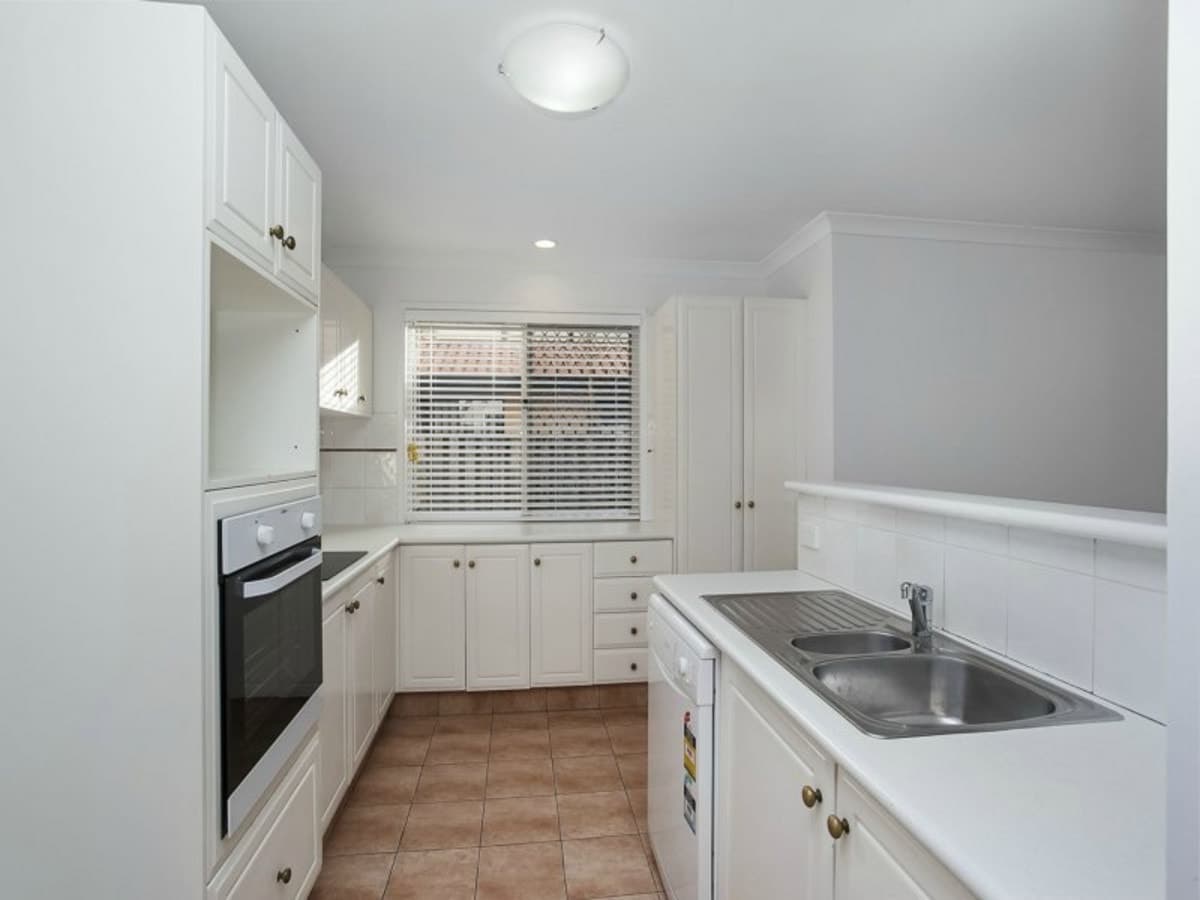 27 Rainbird Close, BURLEIGH WATERS, Burleigh Waters - Thumbnail 2