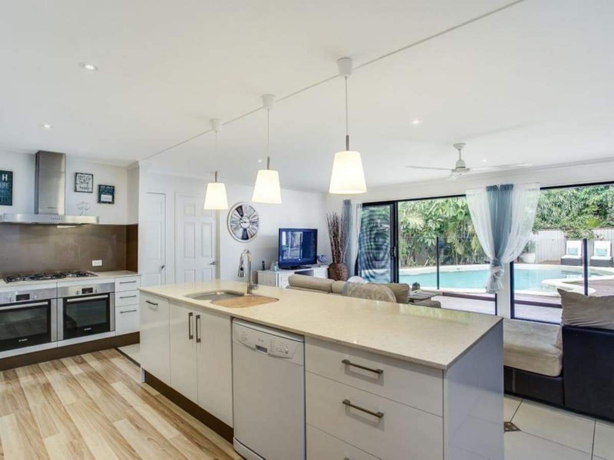 4 Seahawk Crescent, BURLEIGH WATERS, Burleigh Waters - Thumbnail 2