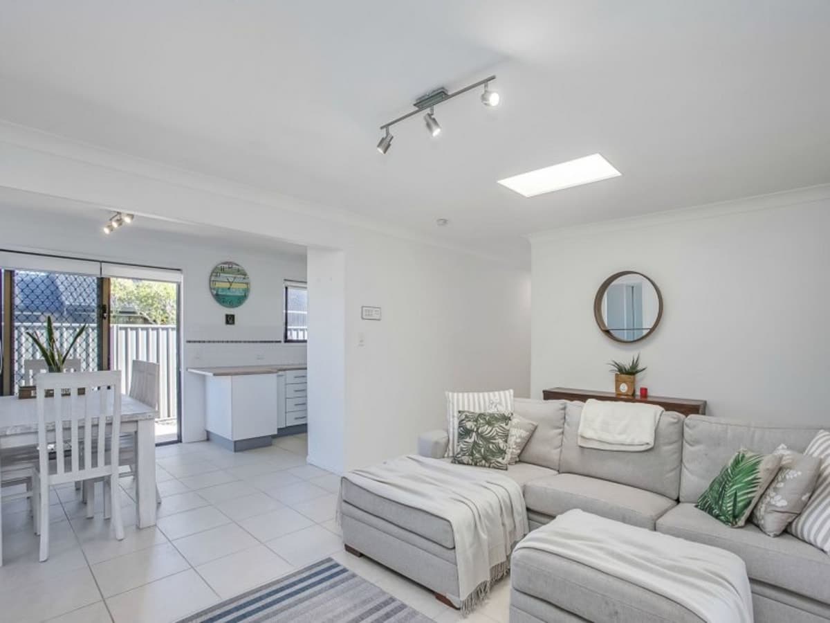 21 Auk Avenue, BURLEIGH WATERS, Burleigh Waters - Thumbnail 3