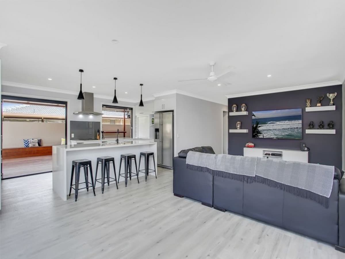 123 Mattocks Road, BURLEIGH WATERS, Burleigh Waters - Thumbnail 2