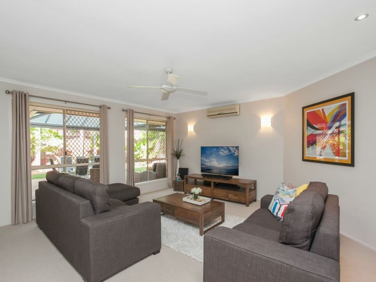 80 Coronet Crescent, BURLEIGH WATERS, Burleigh Waters - Thumbnail 2