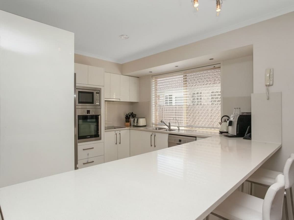 80 Coronet Crescent, BURLEIGH WATERS, Burleigh Waters - Thumbnail 6