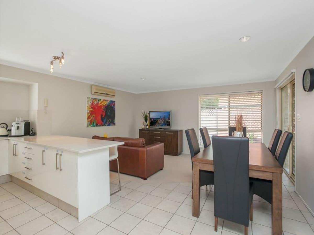 80 Coronet Crescent, BURLEIGH WATERS, Burleigh Waters - Thumbnail 7