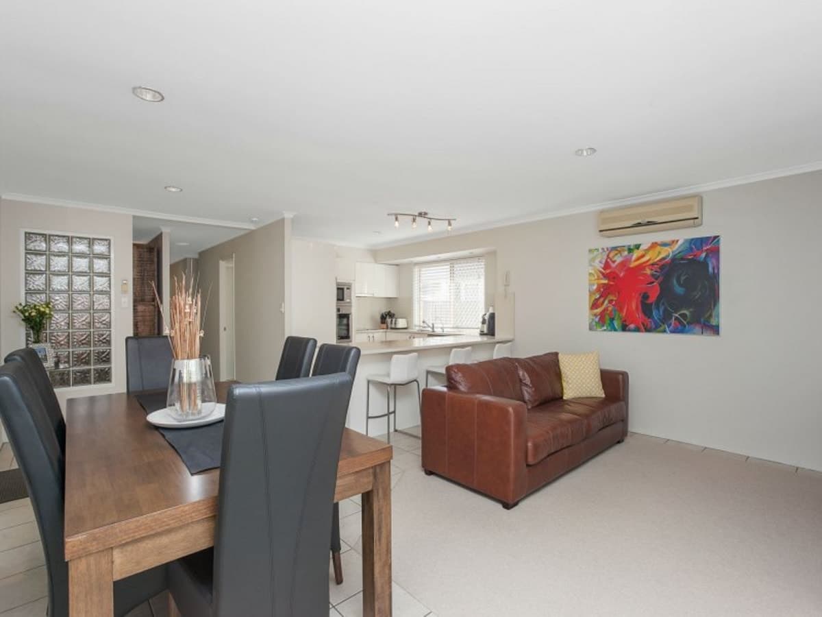 80 Coronet Crescent, BURLEIGH WATERS, Burleigh Waters - Thumbnail 8