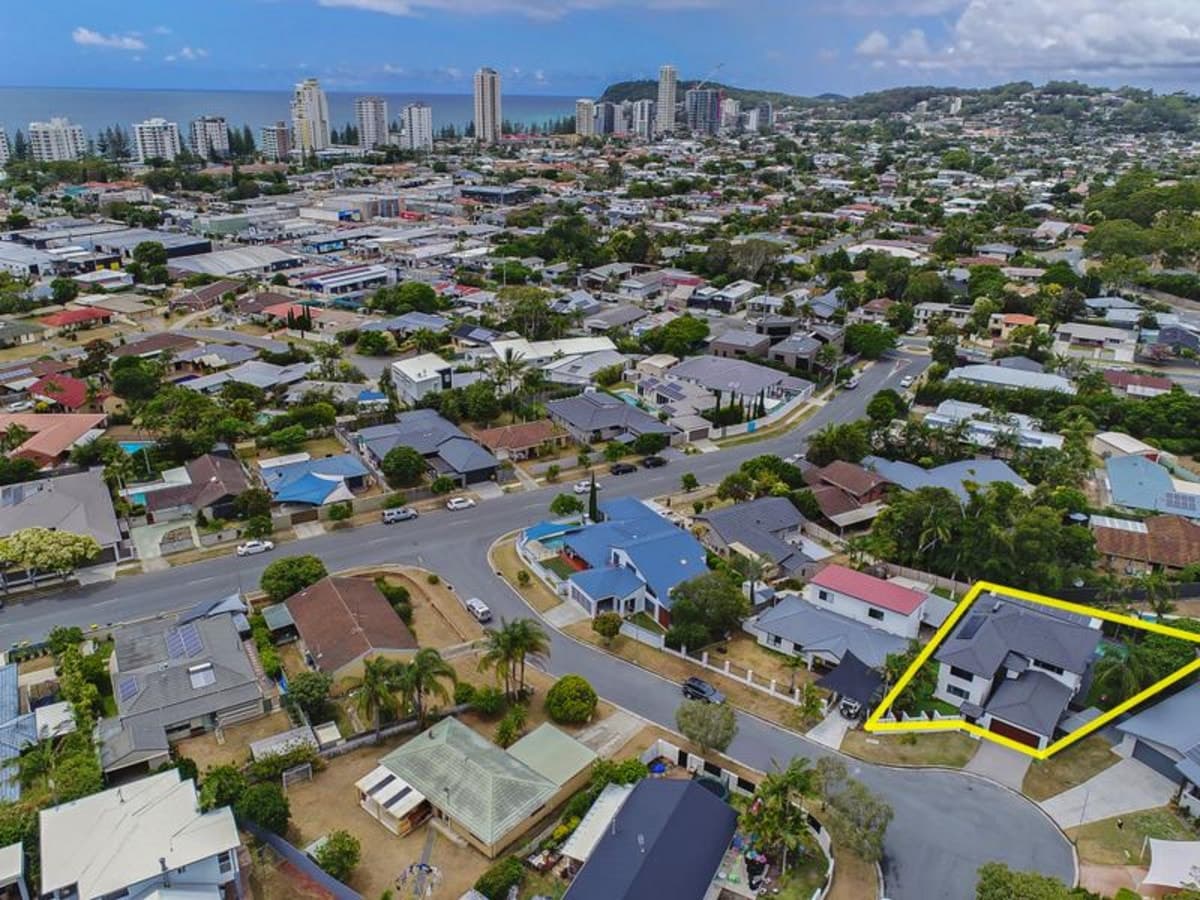 6 Seahawk Crescent, BURLEIGH WATERS, Burleigh Waters - Thumbnail 2