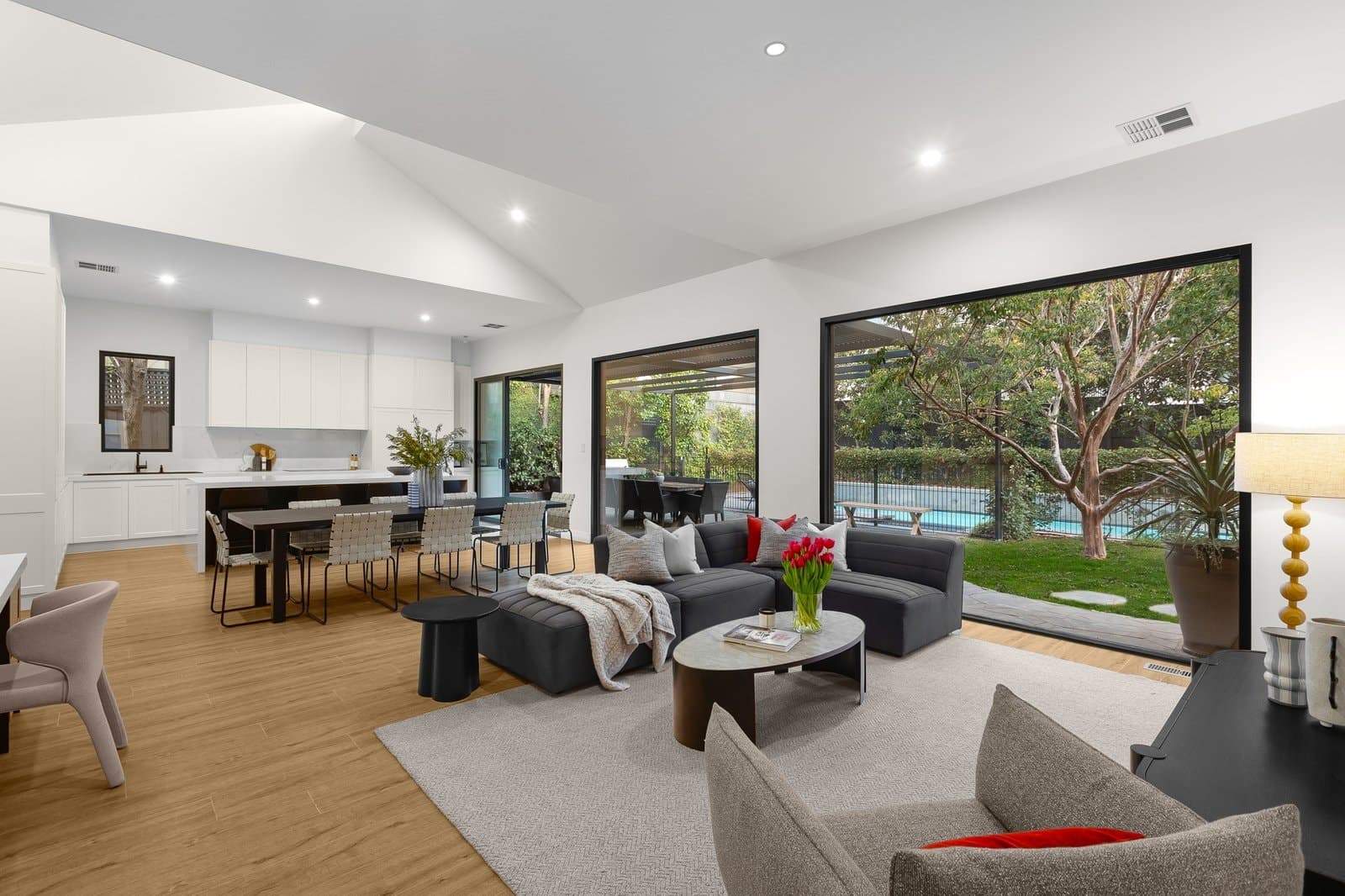 8 Irymple Avenue, Glen Iris - Thumbnail 2