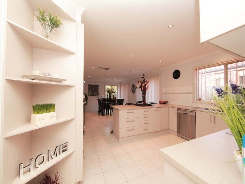 14 Jindabyne Avenue SOUTH MORANG, South Morang - Thumbnail 3