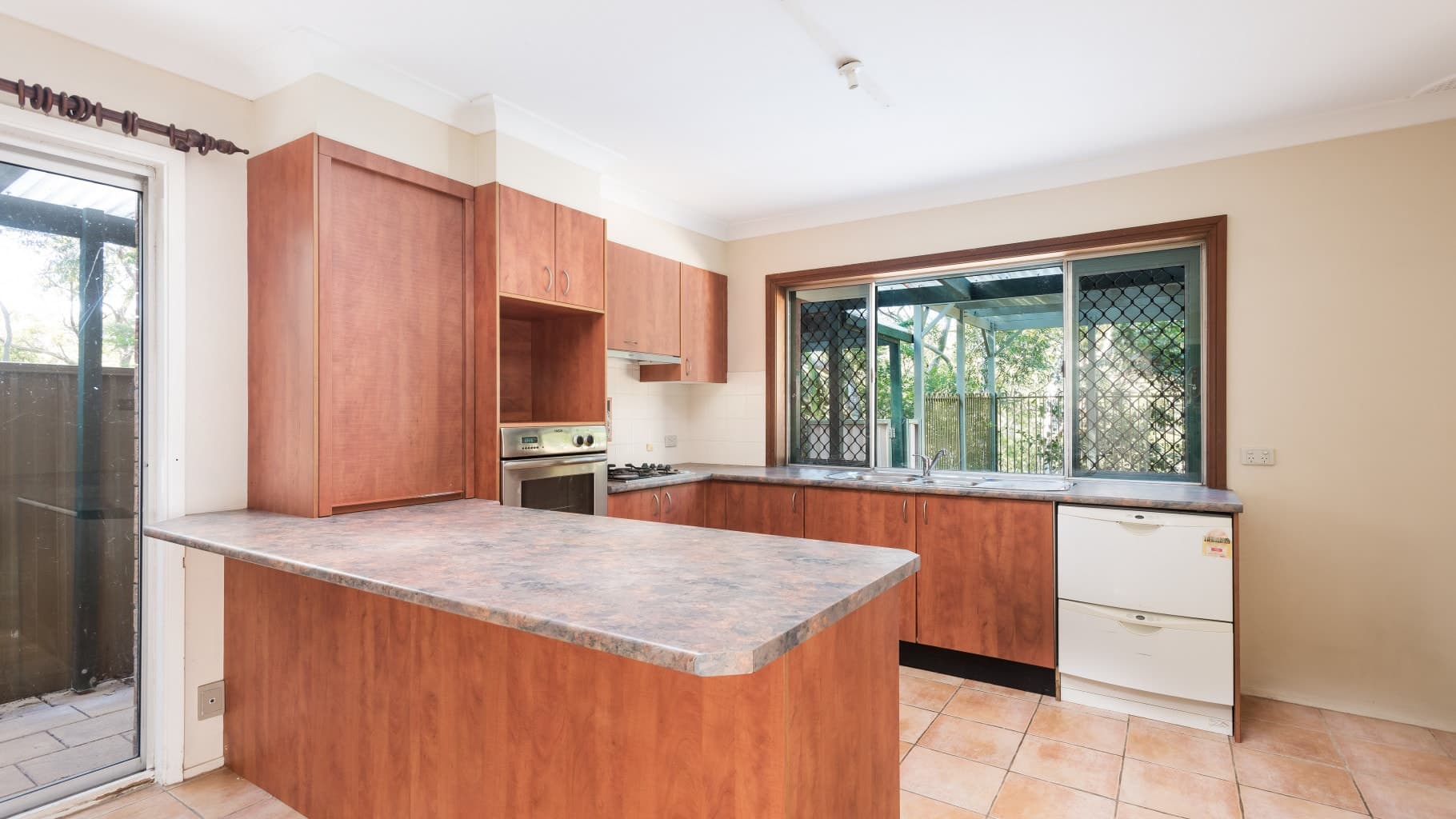 4 Kingsbury  Place, Jannali - Thumbnail 3