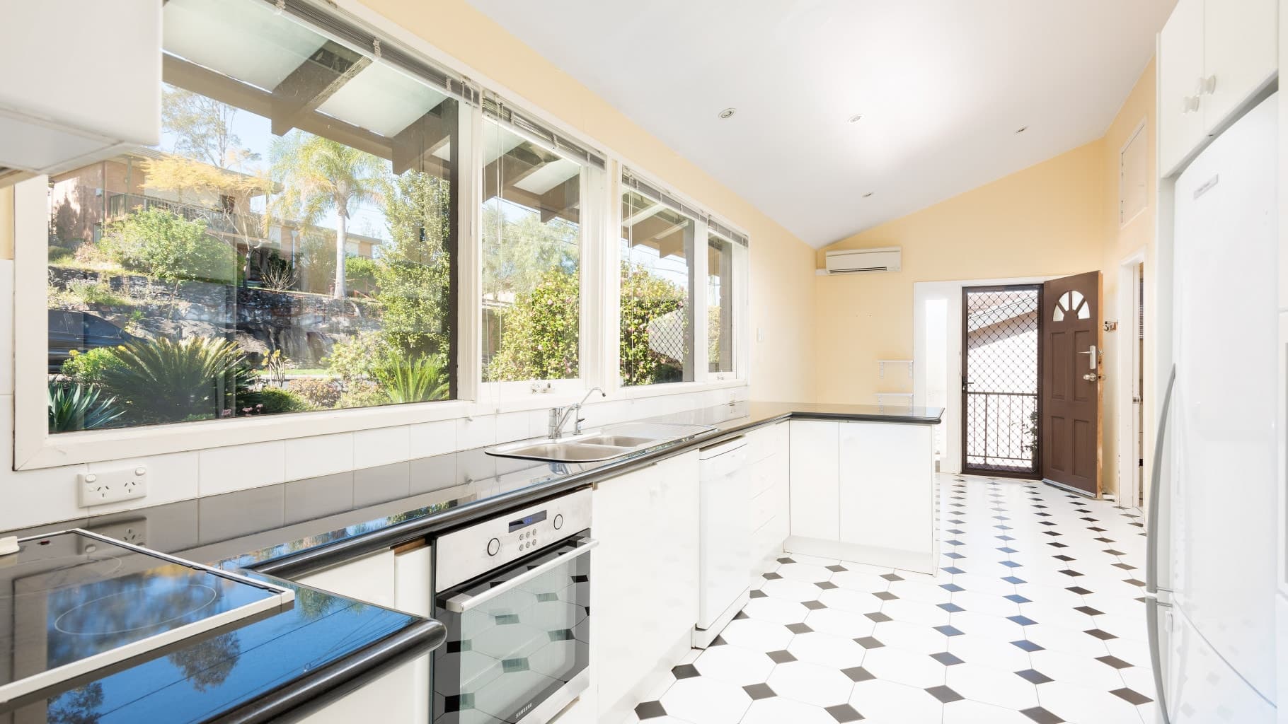 10 Lincoln Crescent, Bonnet Bay - Thumbnail 2