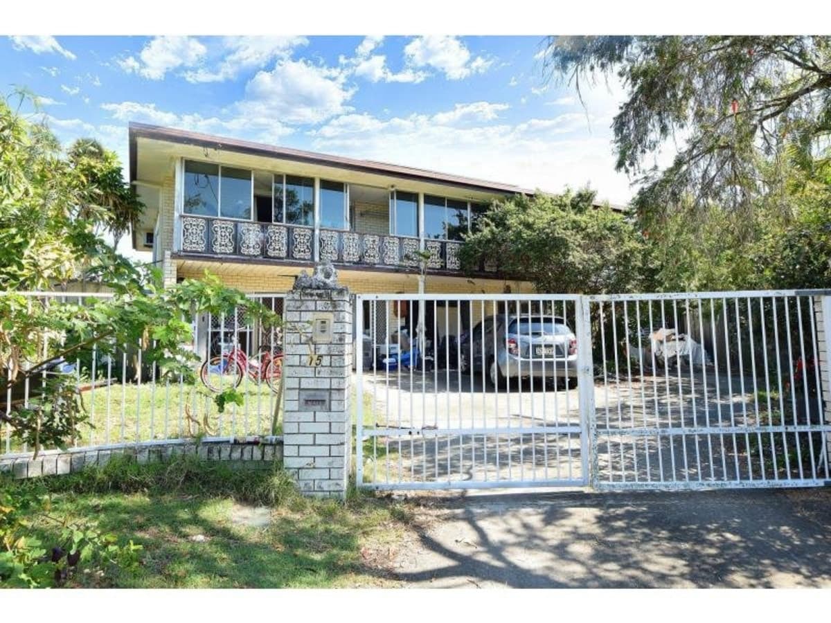 15 Curlew Crescent, BURLEIGH WATERS, Burleigh Waters - Thumbnail 2