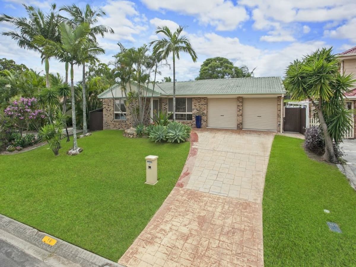 16 Beaconsfield Drive, BURLEIGH WATERS, Burleigh Waters - Thumbnail 2