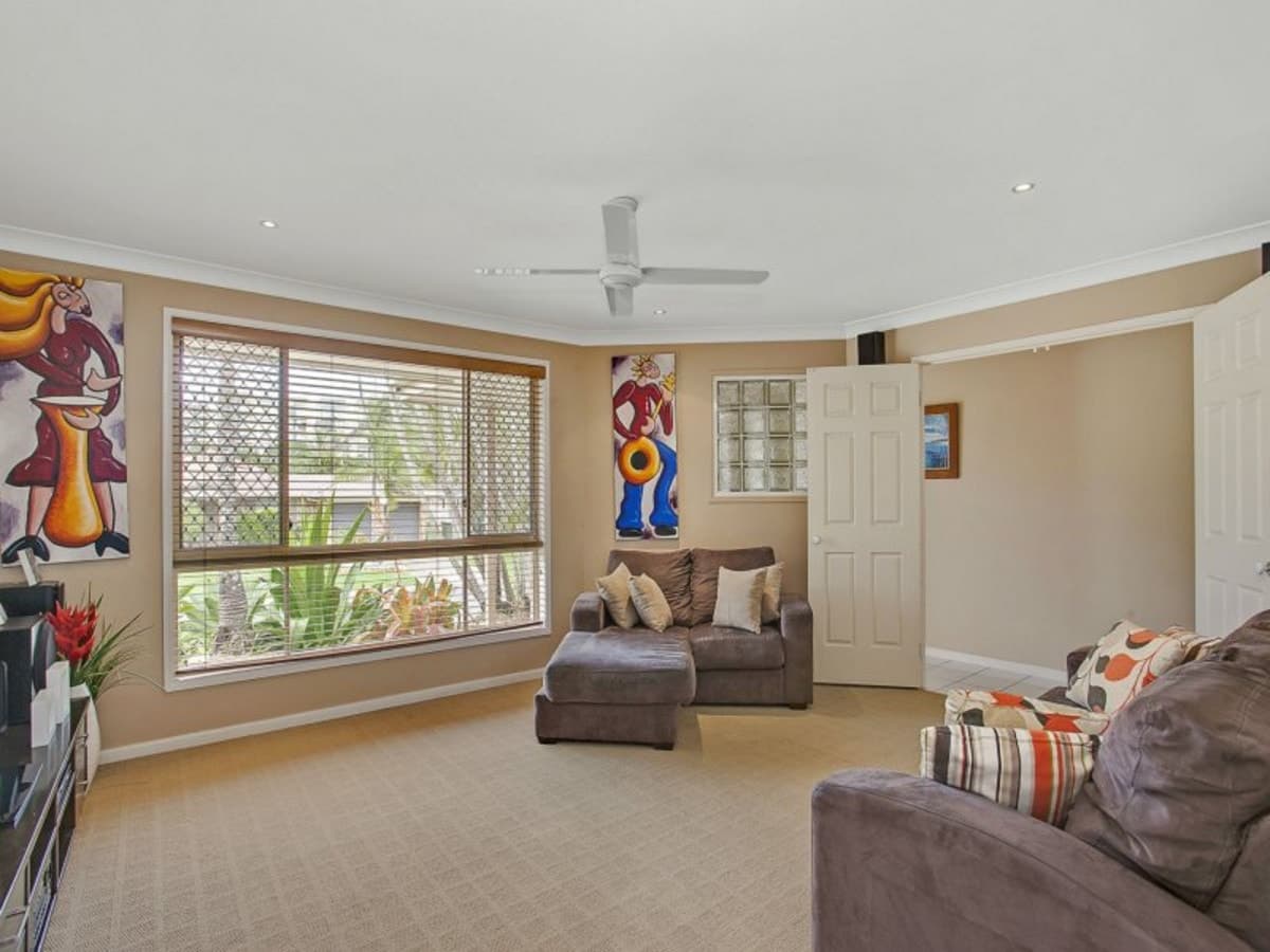 16 Beaconsfield Drive, BURLEIGH WATERS, Burleigh Waters - Thumbnail 4
