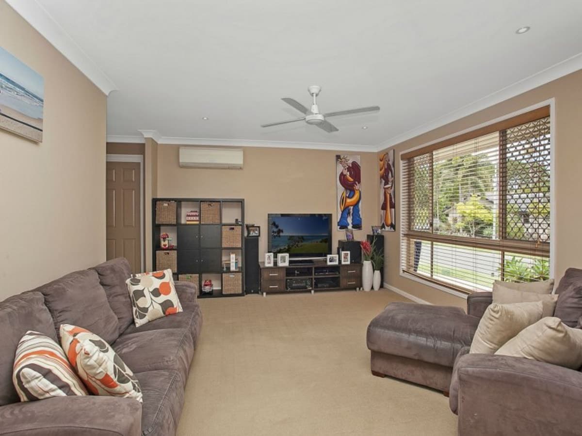16 Beaconsfield Drive, BURLEIGH WATERS, Burleigh Waters - Thumbnail 5