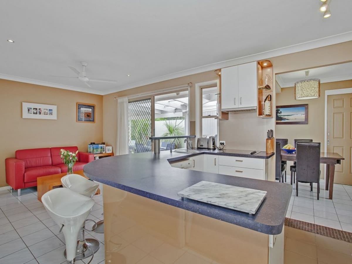 16 Beaconsfield Drive, BURLEIGH WATERS, Burleigh Waters - Thumbnail 7