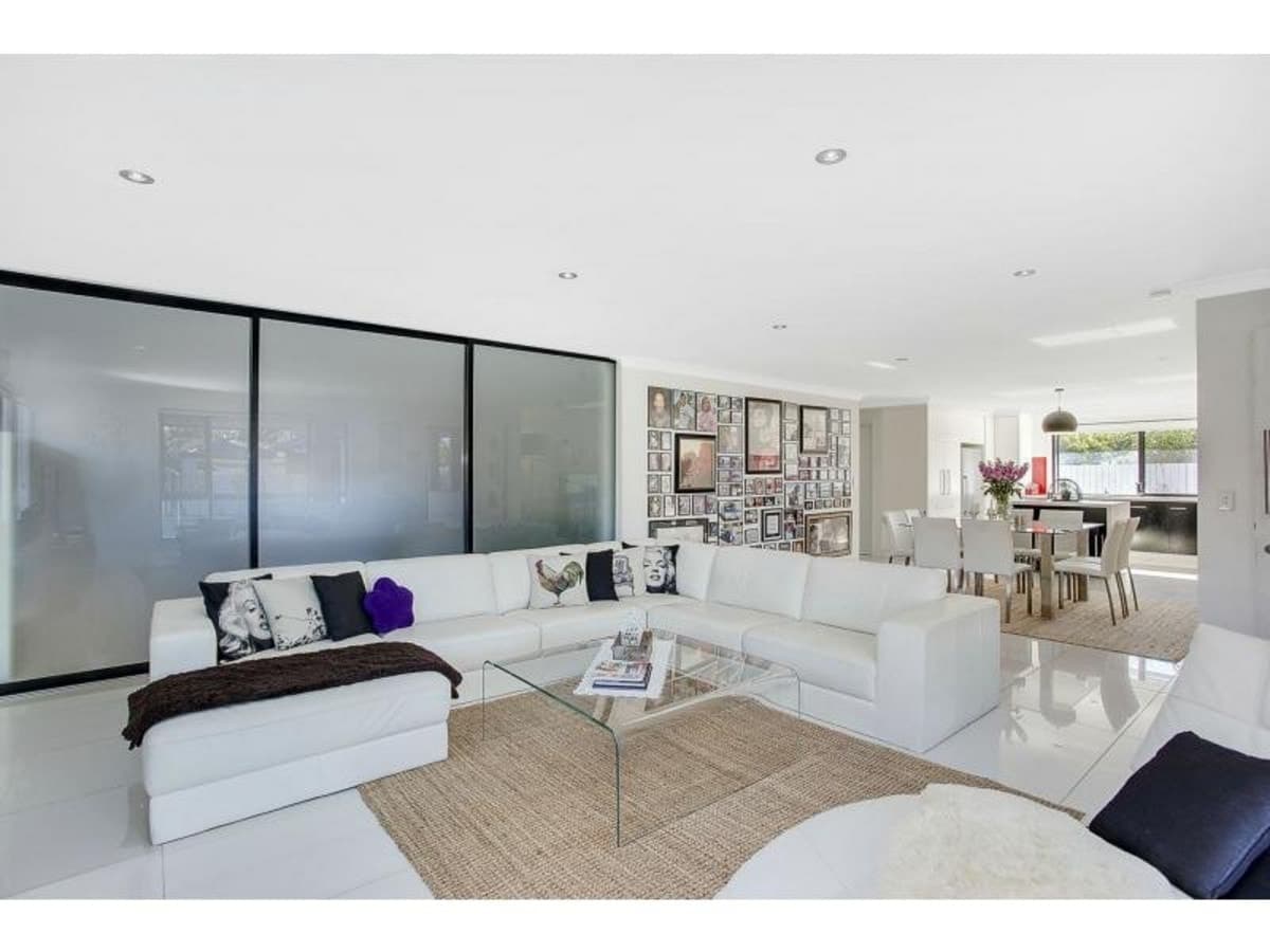 4 Anthony Drive, BURLEIGH WATERS, Burleigh Waters - Thumbnail 2
