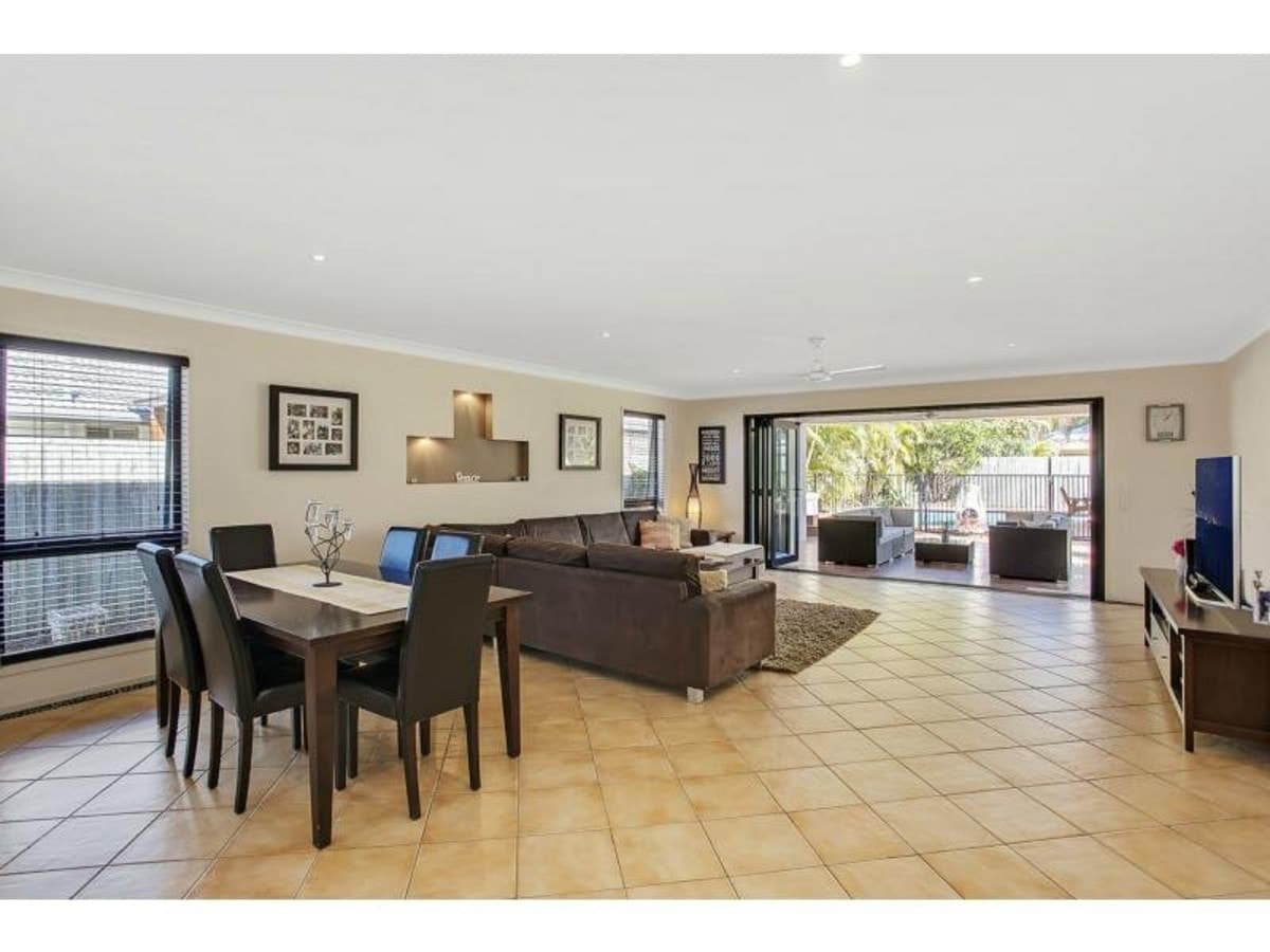 14 Manakin Avenue, BURLEIGH WATERS, Burleigh Waters - Thumbnail 3