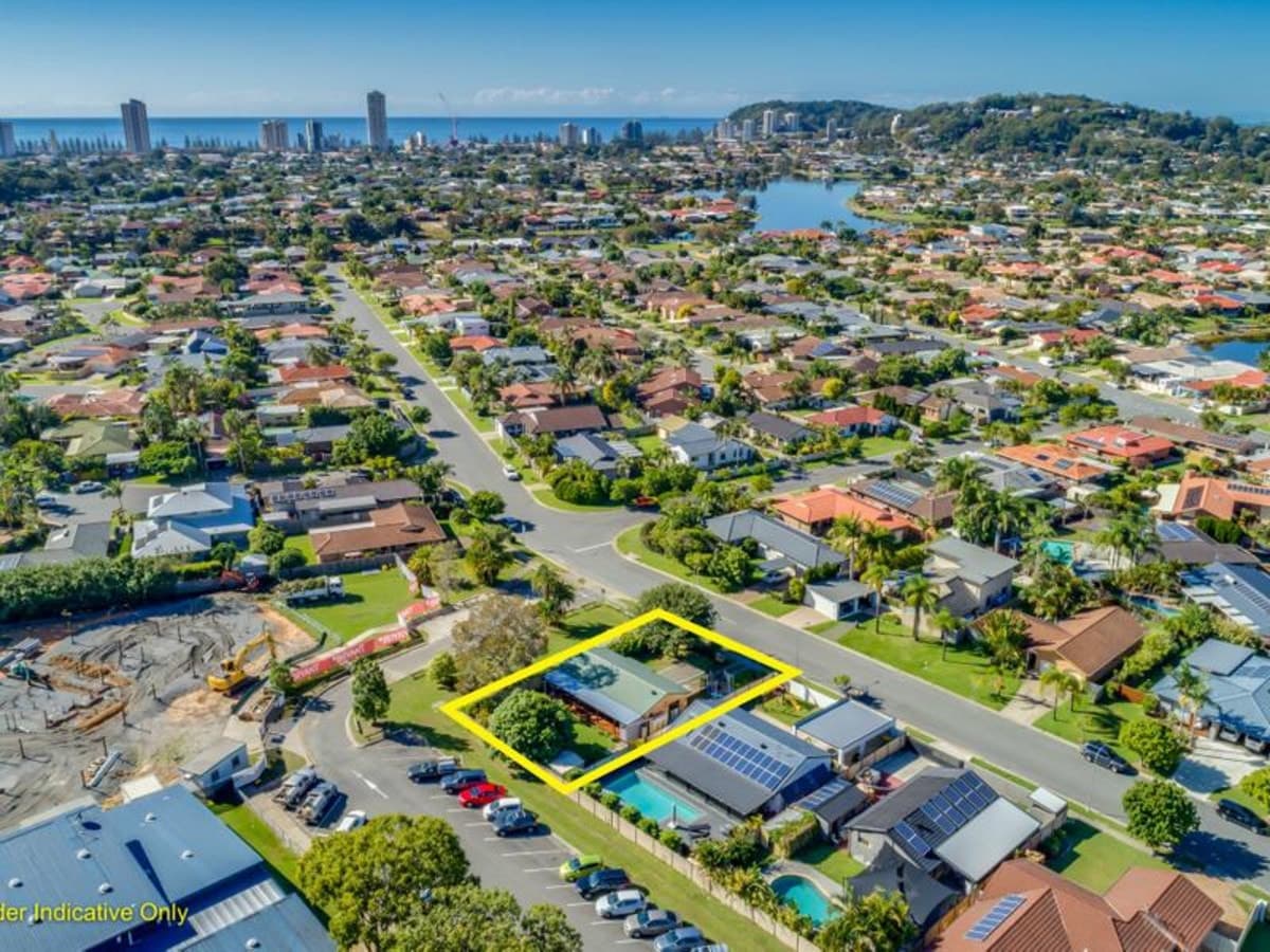 35 Razorbill Street, BURLEIGH WATERS, Burleigh Waters - Thumbnail 2