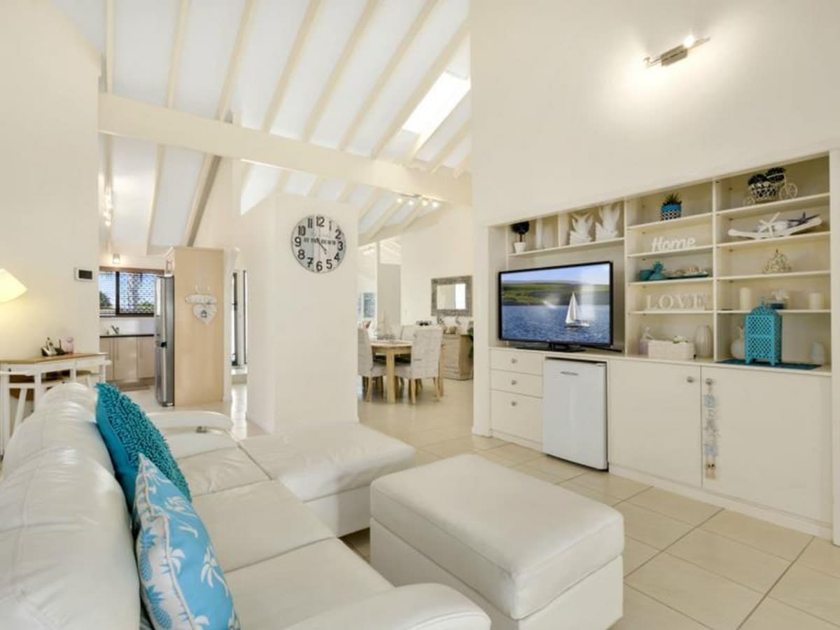 8 Fremar Street, BROADBEACH WATERS, Broadbeach Waters - Thumbnail 2