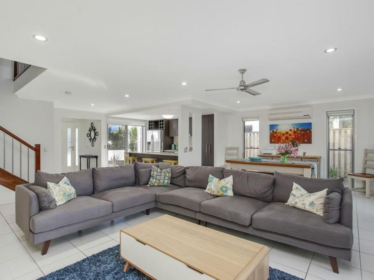40 Barcelona Way, BURLEIGH WATERS, Burleigh Waters - Thumbnail 2