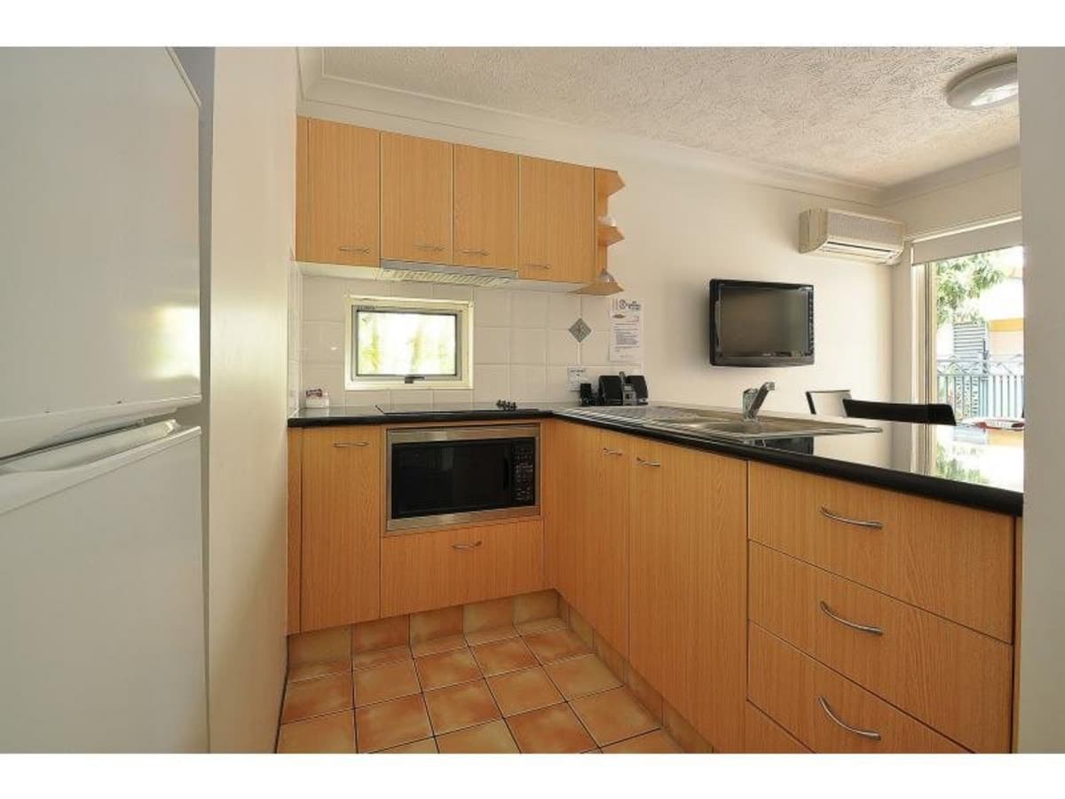 8/21 Peerless Avenue, MERMAID BEACH, Mermaid Beach - Thumbnail 2