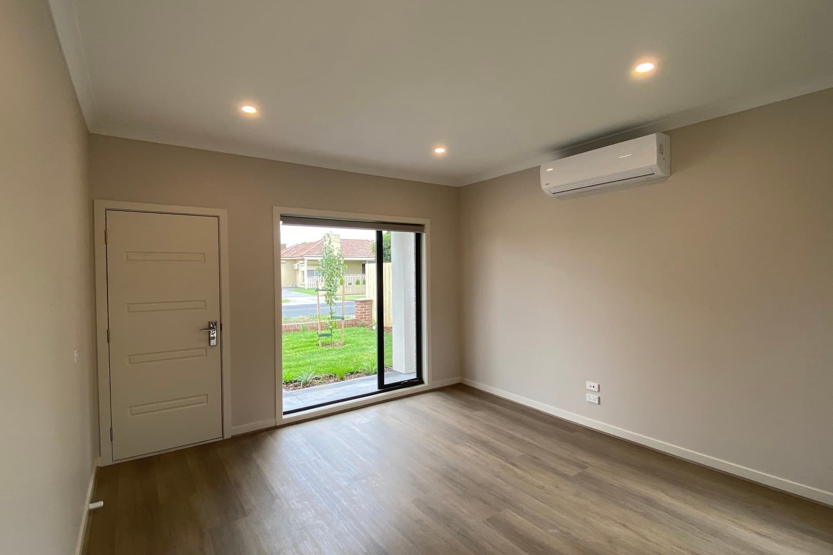 33 Dwyer Avenue, Reservoir, VIC 3073, Reservoir - Thumbnail 2