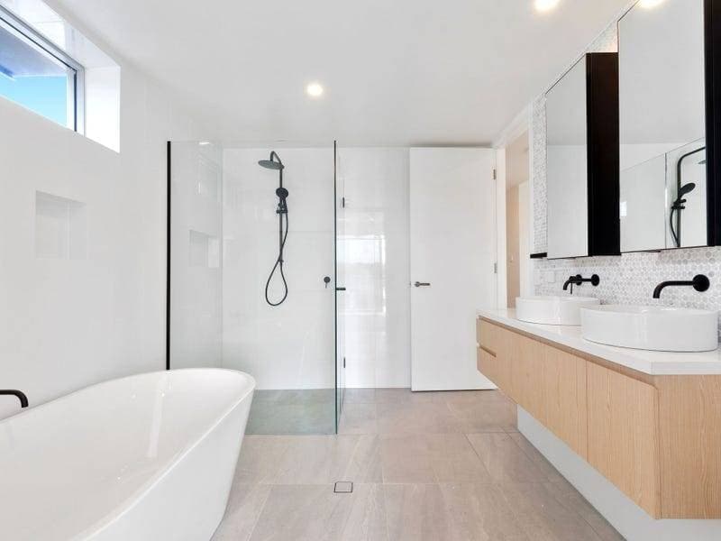 118, 120 Alexandra  Parade, Alexandra Headland - Thumbnail 2