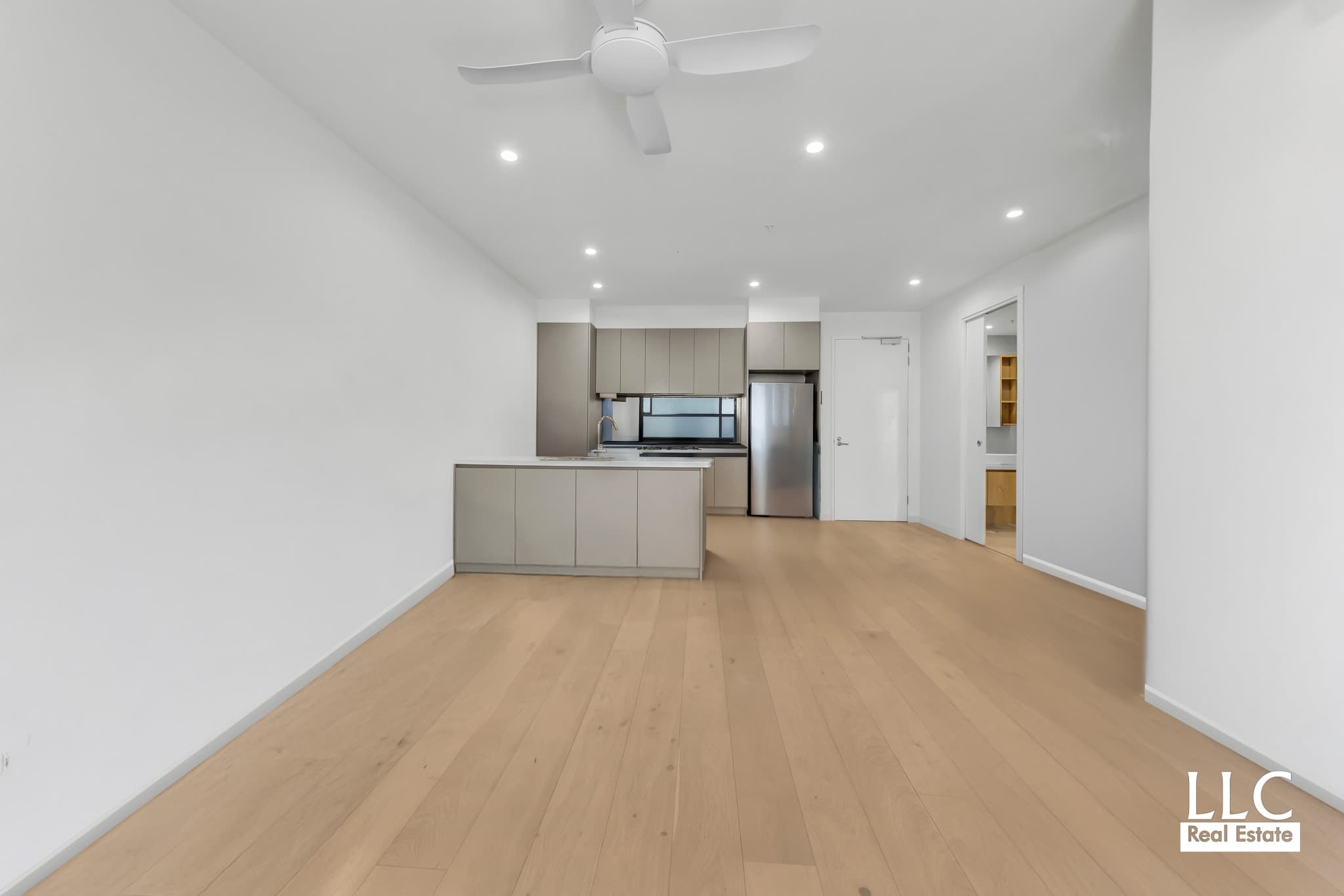 211/162 Whitehorse Road, Blackburn - Thumbnail 2