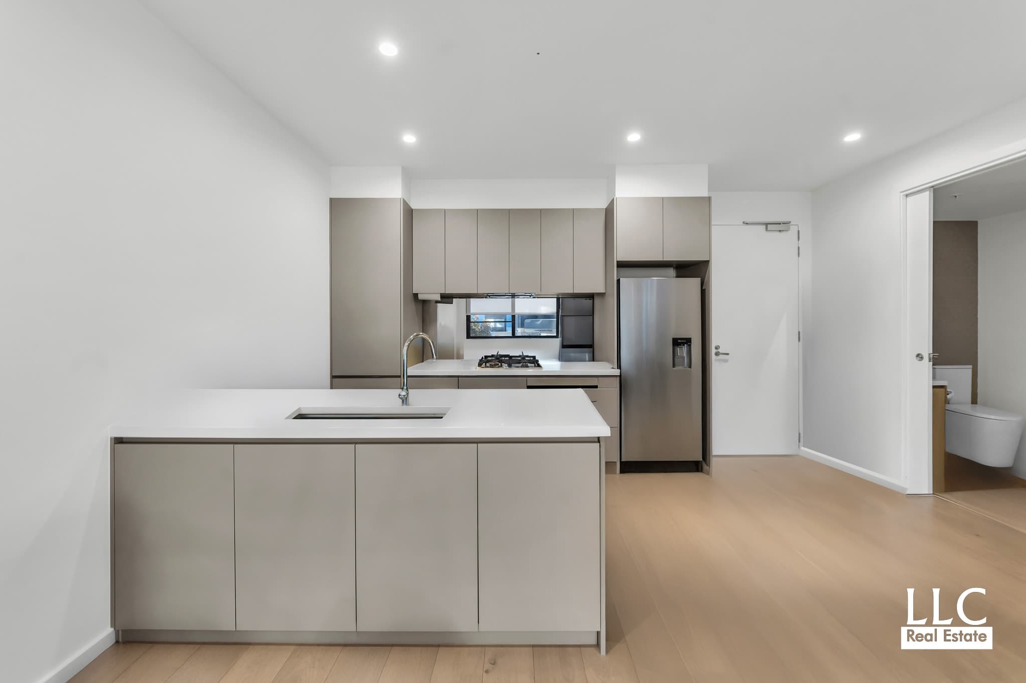 211/162 Whitehorse Road, Blackburn - Thumbnail 3
