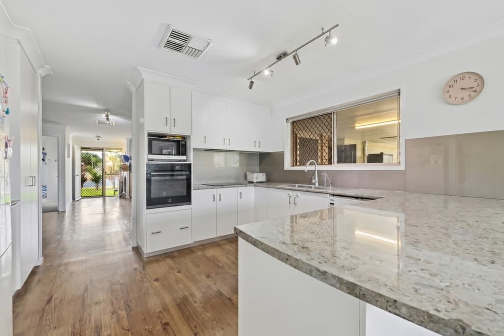 16 Crinum Crescent, Emerald - Thumbnail 2