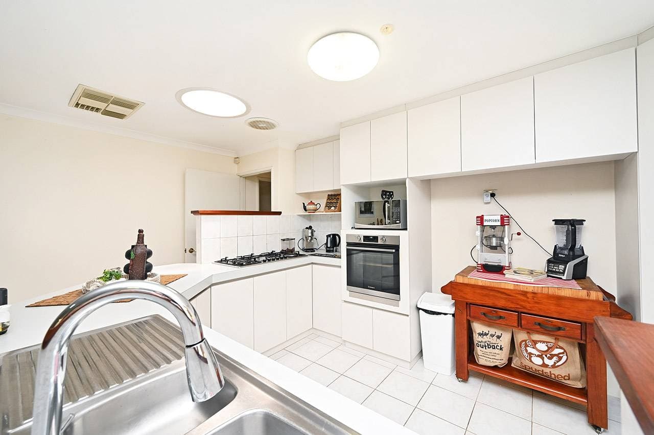 16 Camelot Grove, Carramar - Thumbnail 2