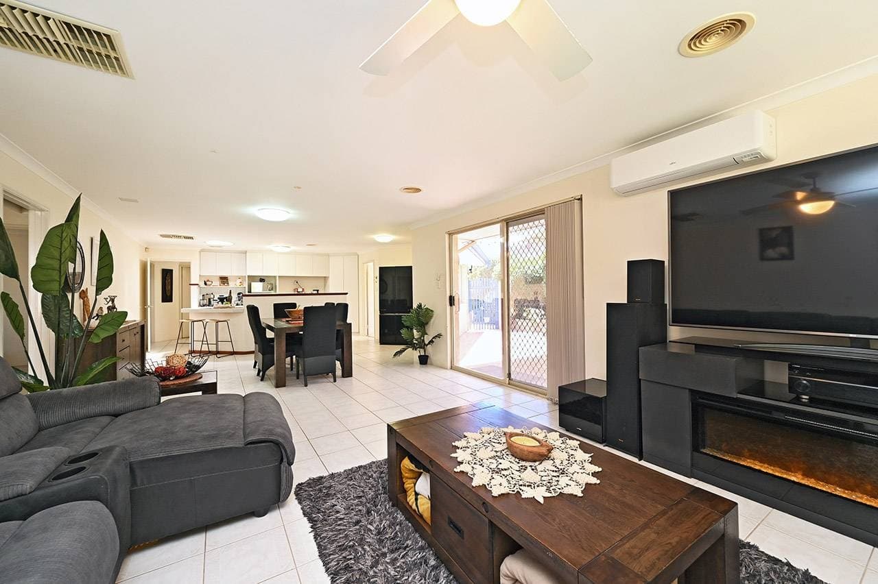 16 Camelot Grove, Carramar - Thumbnail 3