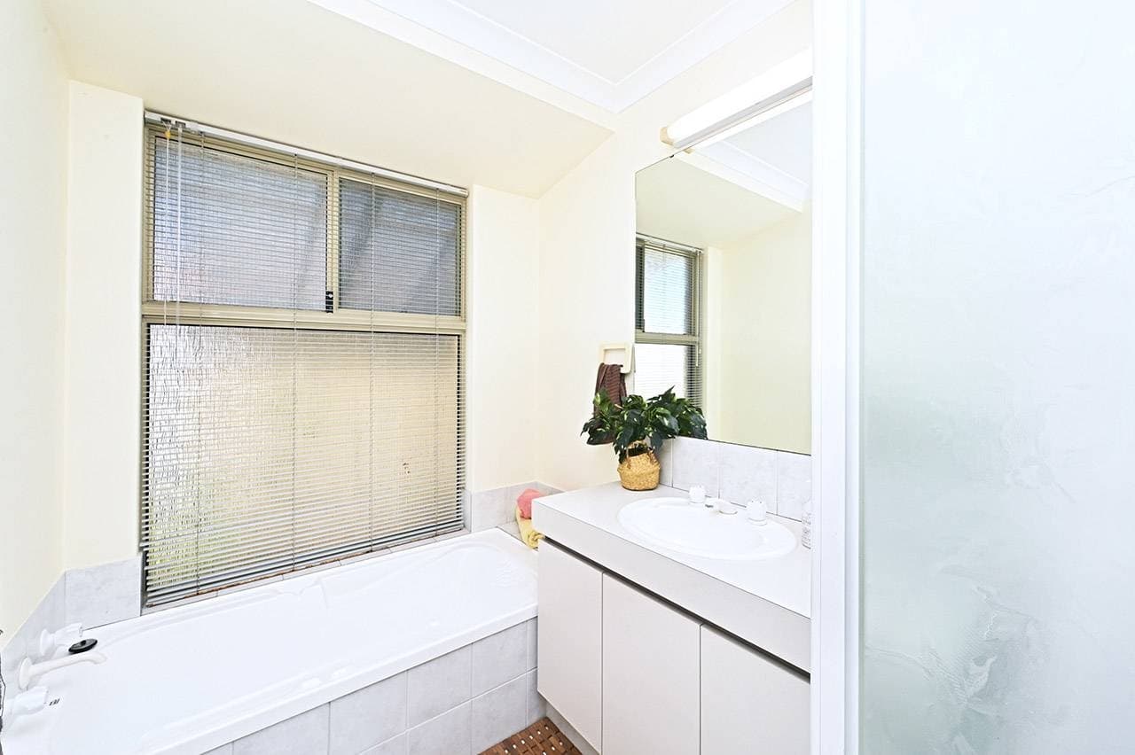 16 Camelot Grove, Carramar - Thumbnail 8