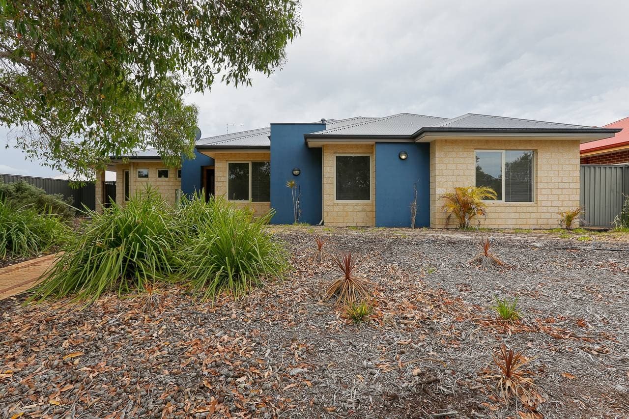 31 Ollave Cct, Aveley - Image 1