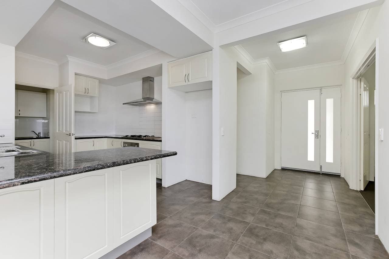 31 Ollave Cct, Aveley - Thumbnail 3