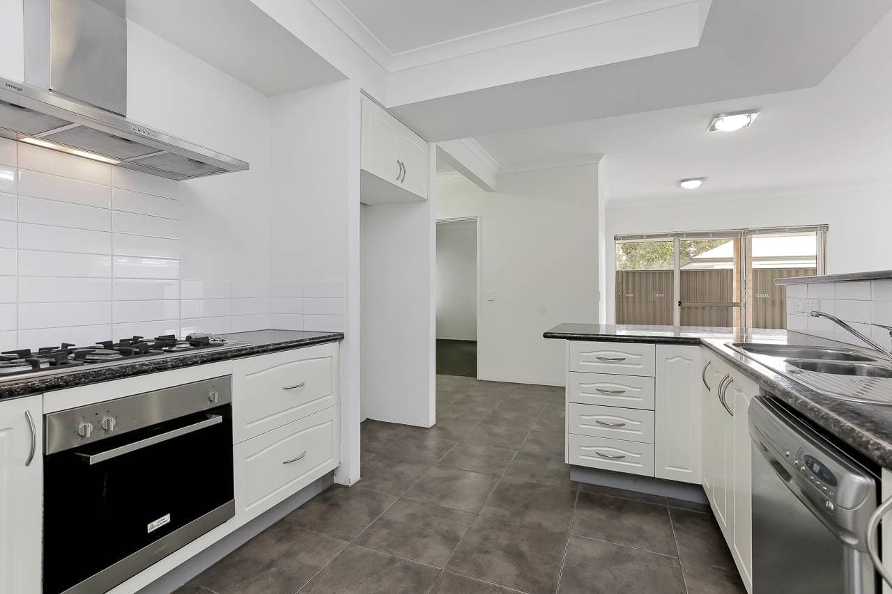 31 Ollave Cct, Aveley - Thumbnail 5