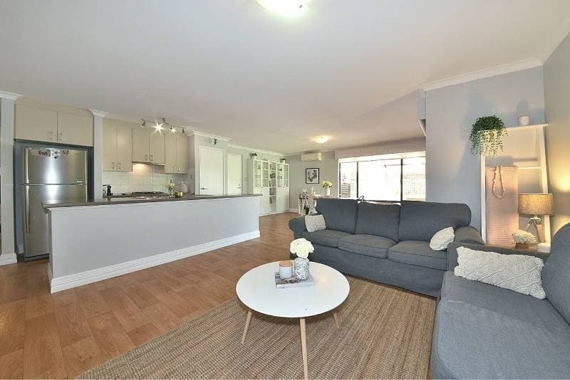 220 Golf Links Drive, Carramar - Image 1