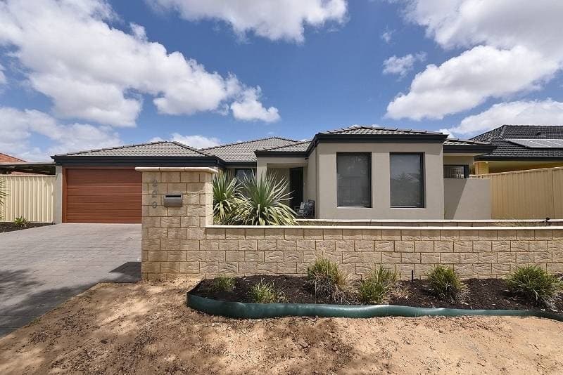 220 Golf Links Drive, Carramar - Thumbnail 2