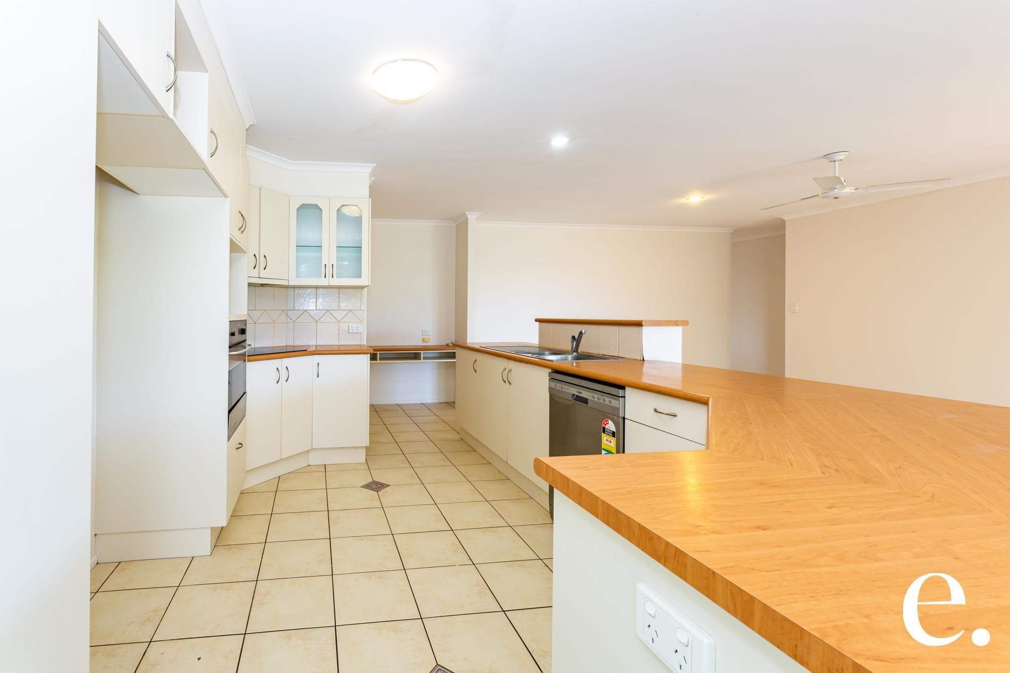 26 Chancellor Dr, Avenell Heights - Thumbnail 2
