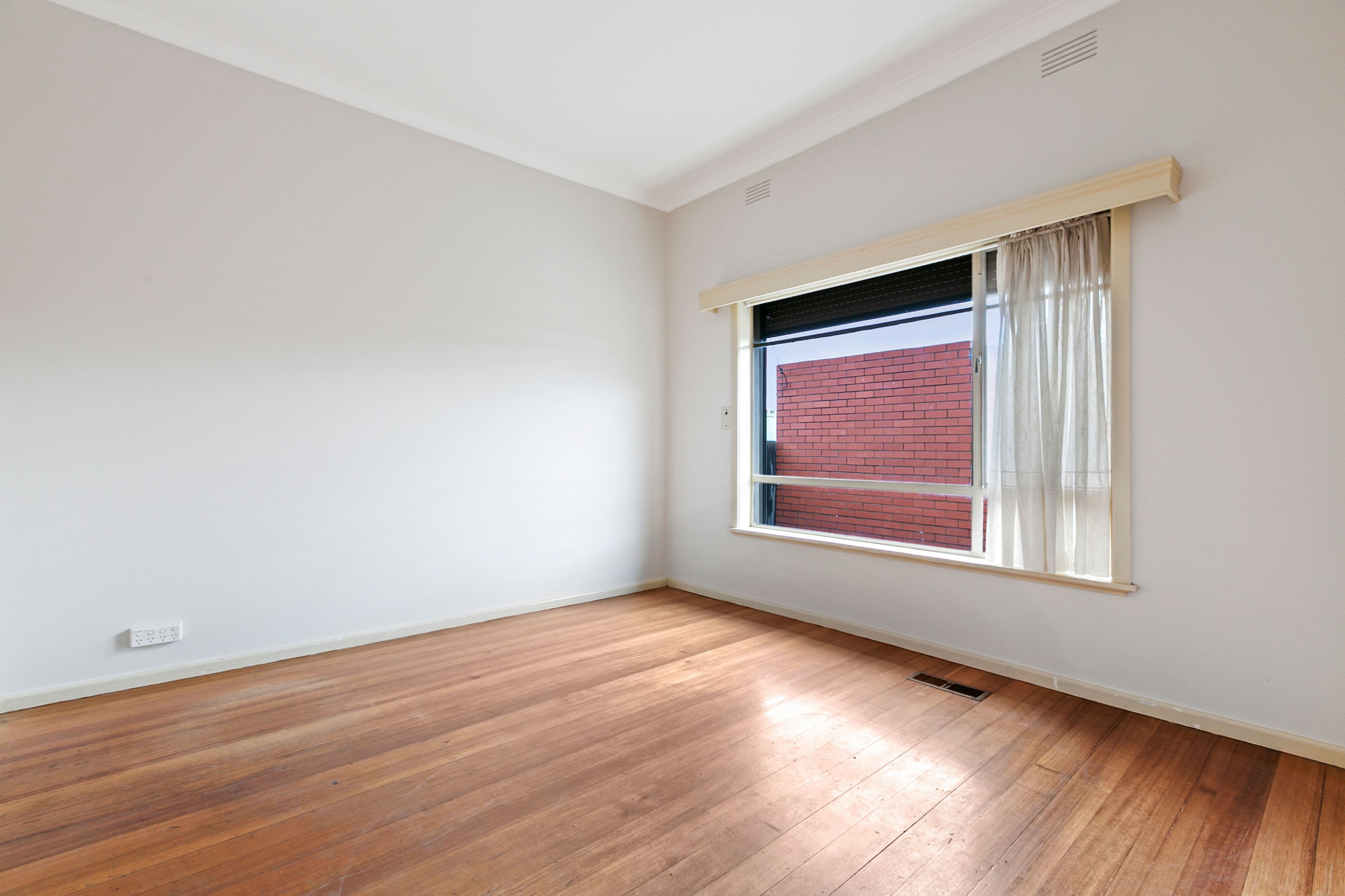 12 Lindenow Street, Reservoir VIC 3073, Reservoir - Thumbnail 8