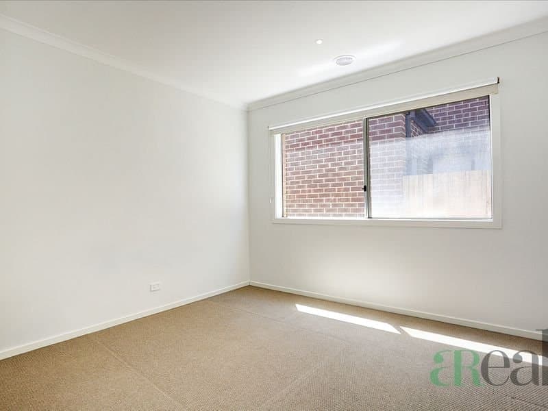 10 Yarkon Way, Point Cook VIC 3030, Point Cook - Thumbnail 2