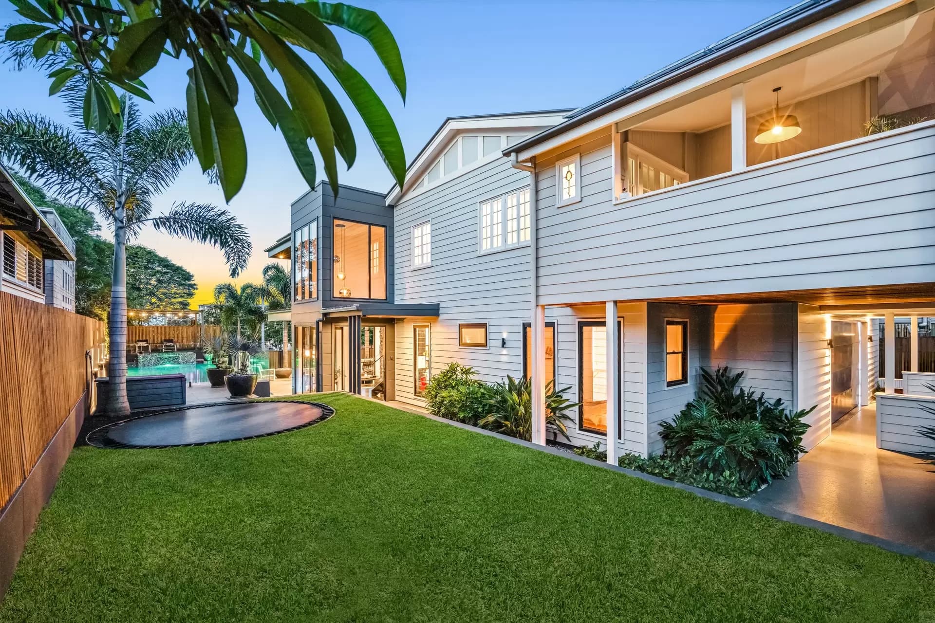 90 Jackson Street, Hamilton, Hamilton - Thumbnail 2