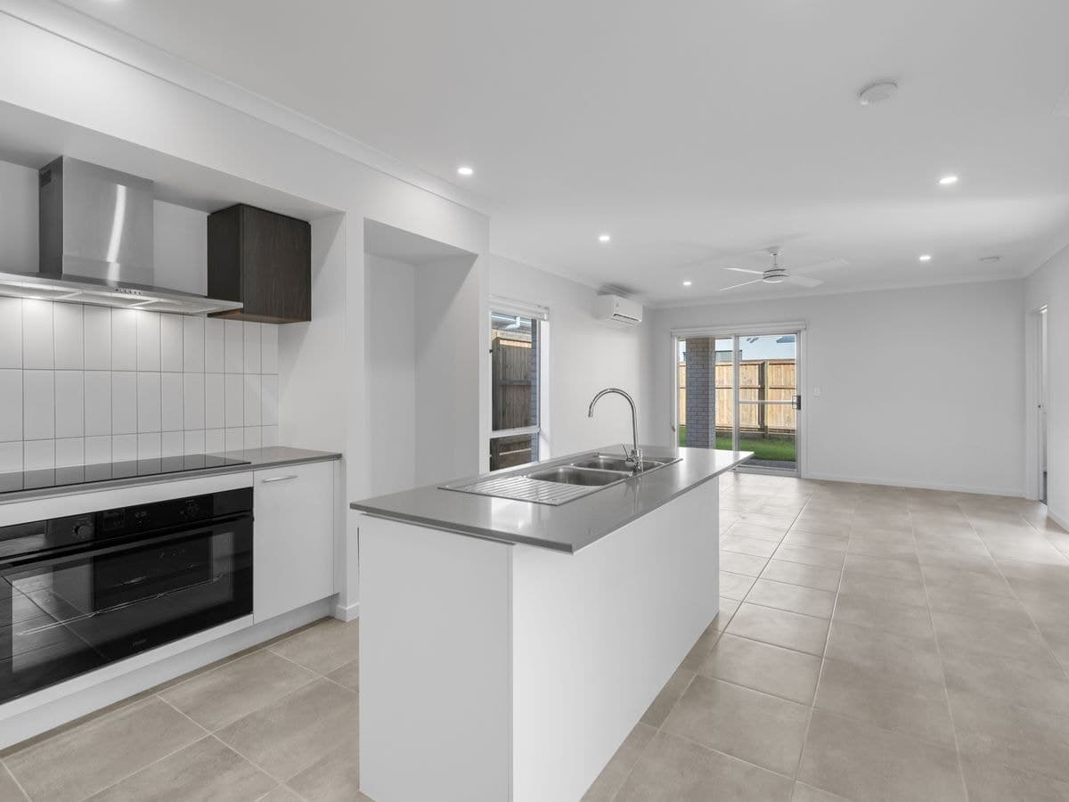 24 Redcomb Drive, Park Ridge, QLD, Park Ridge - Thumbnail 3